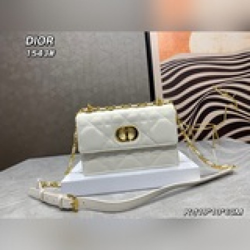 配盒子【原版品質】迪奧豆腐包 dior 新款棱格複古包，複古牛皮的紋路，硬挺的包