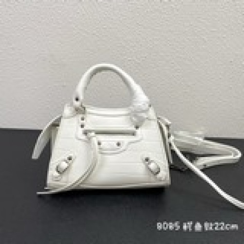小號Balenciaga王炸系列機車包 秋冬新寵登場啦！全新的梯形設計的手袋，鳄