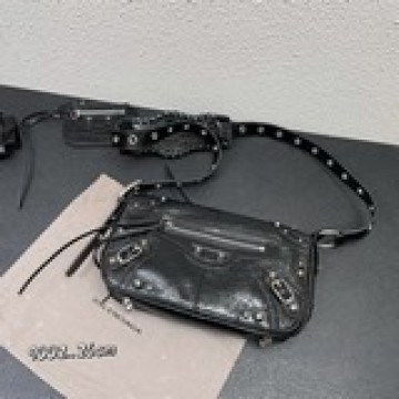 巴黎世家機車包，郵差包，重磅新款王炸登場la ，可調節編織肩帶附加孔眼  腋下