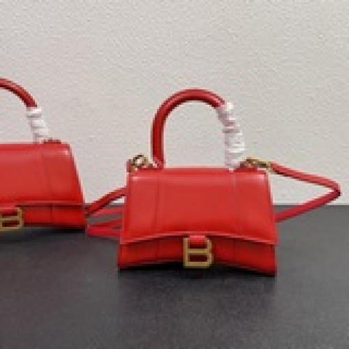 紋Balenciagα全新推出了帥爆的Hourglass沙漏兩用腰包、獨特的标志