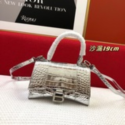 鳄魚紋 迷你，Balenciagα全新推出了帥爆的Hourglass沙漏兩用腰包