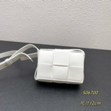 B家 新款方格Mini cassette Bag.   還沒出貨就被吹爆的小可愛