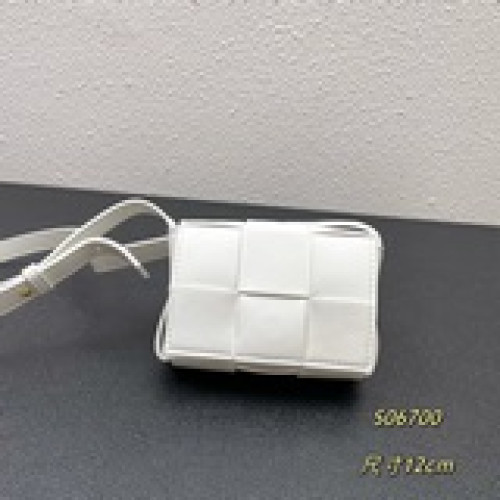 B家 新款方格Mini cassette Bag.   還沒出貨就被吹爆的小可愛