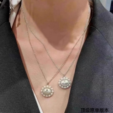 西太後 vivienne 土星珍珠項鍊珍珠搭配圖案設計，搭配珍珠盡顯光澤質感。