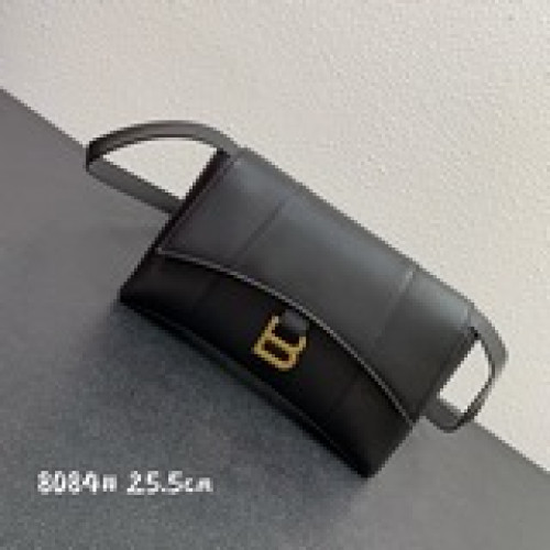 本季重磅Hourglass沙漏包， 獨特的标志性弧線形狀造型極具辨識度，一眼就讓