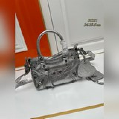 巴黎最新款Neo cagole機車包這次配備了愛心小鏡子，酷飒的外表下是一顆甜