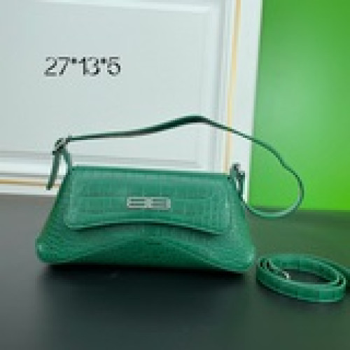 Balenciagα XX系列腋下包 很有設計感的包型 流暢的線條 皮革與金屬