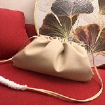 大號 高級感滿屏的bottega veneta.餃子包，它還有一個更溫油的名字叫