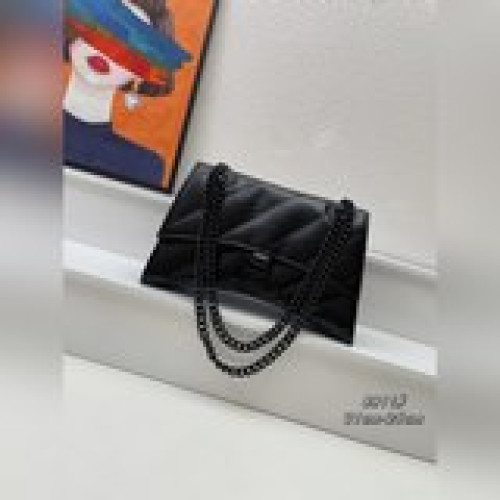 【頭層皮】 Balenciag*最新 Crush 包款強勢登場！高級感滿滿上身