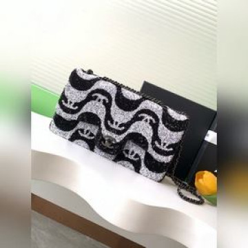 限量款亮片黑白波浪CF每年的亮片款都會收一隻，今年這個太好看啦！黑白交疊呈波浪