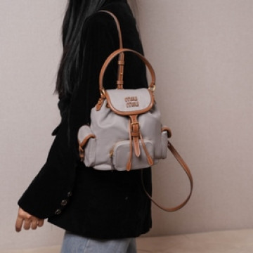 MIU 新品學院風 雙肩包 5BZ043，帆布與高品質小牛皮的完美搭配，厚實耐磨