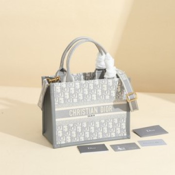 這款 book tote 手袋由 dior 女裝創意總監瑪麗亞·嘉茜娅·蔻麗 (