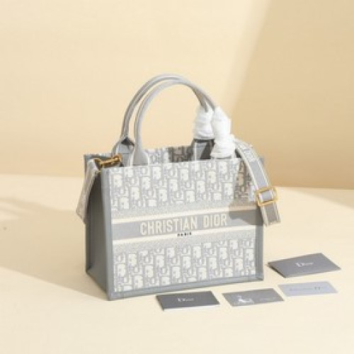 這款 book tote 手袋由 dior 女裝創意總監瑪麗亞·嘉茜娅·蔻麗 (