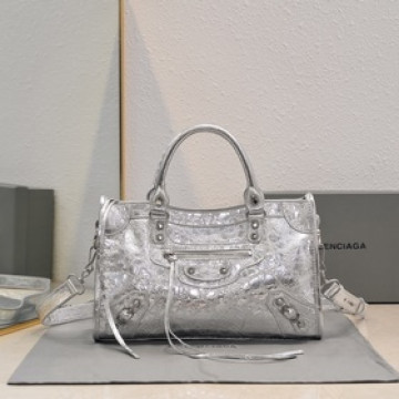 Balenciaga， 時代眼淚 機車包經典系列重現，時尚潮流，比舊版更簡潔大方