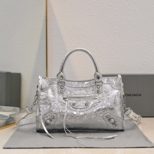 Balenciaga， 時代眼淚 機車包經典系列重現，時尚潮流，比舊版更簡潔大方