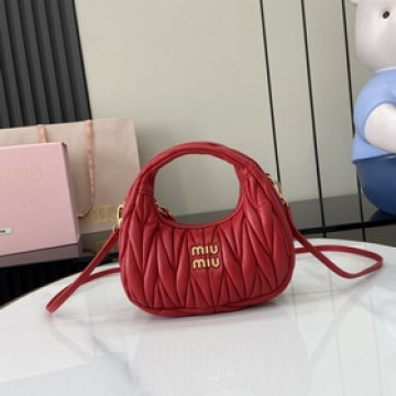 MiuMiu新品迷你MiuWander手袋，采用進口小羊皮經典品牌标志性Mate