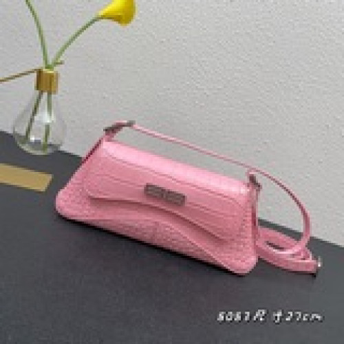 新款XX bag 翻蓋腋下包最新款#它的名字以代表親密的“xx”命名 這也是情