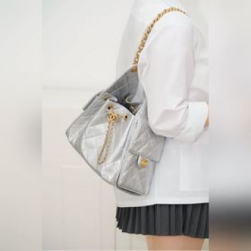 頂級進口原廠皮 所見即所得！  以年份命名的25bag！ 金屬感滿滿 背上就是