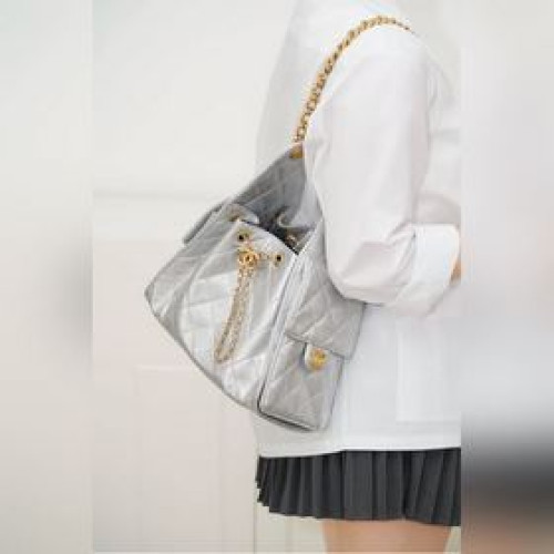 頂級進口原廠皮 所見即所得！  以年份命名的25bag！ 金屬感滿滿 背上就是