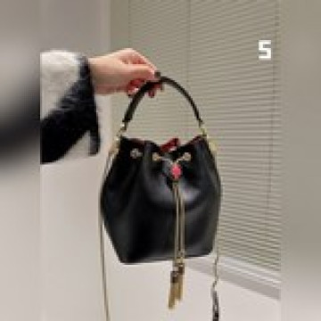 神仙顔值 【Bvlgari】寶格麗專櫃新款限量水桶包 水蛇皮紋，包身自帶一點微微