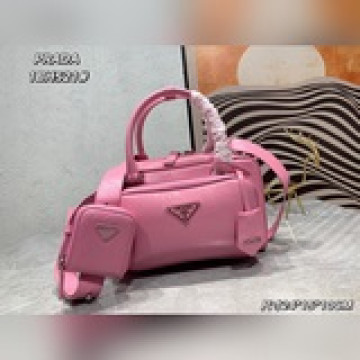頭層牛皮1BH521有前袋款這款閑适風托特包取材天然質感的光澤軟羊革打造。手工