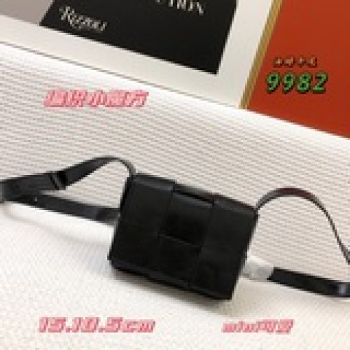 新款mini油蠟皮編織魔方包 四方的包型搭配經典編織元素 整體複古又有味道 一共