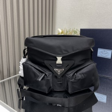 [頂級原單] 新款男包 2VD062斜跨包 這款斜跨包采用進口尼龍面料，頂級五金