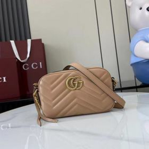 進口原廠皮。 迷你GG Marmont系列鍊帶肩背包采用頗具結構感的柔軟造型和拉