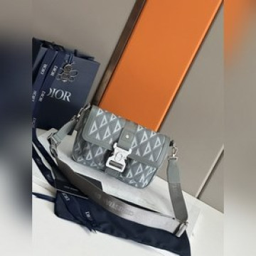 頂級原單 這款 Dior Hit the Road 手袋搭配肩帶，是本季新品，将