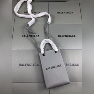 巴黎Balenciaga牛皮購物袋新成員——手機包想要帥、簡潔又不用擔心出錯的