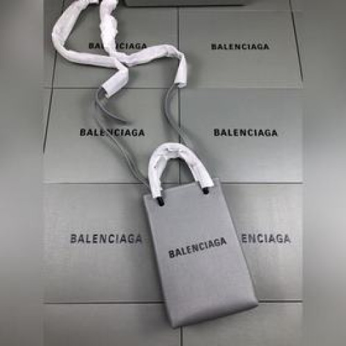 巴黎Balenciaga牛皮購物袋新成員——手機包想要帥、簡潔又不用擔心出錯的