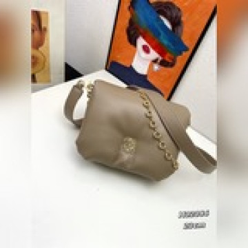 配盒子，loewe羅意威最新款腋下包，面包手感～牛皮材質，手提或斜跨，尺寸23