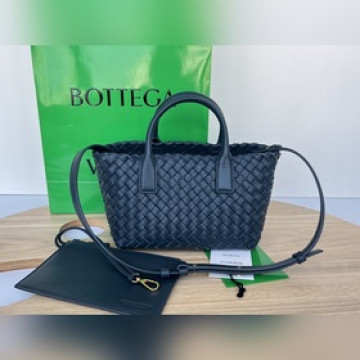 新款 Mini Cabat 709464 該品牌曆史中最為經典的包型之一，包身無