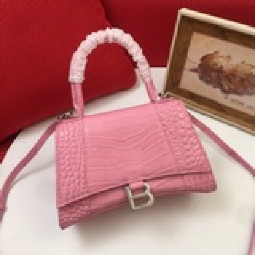 鳄魚紋小號Balenciagα全新推出了帥爆的Hourglass沙漏包，獨特的