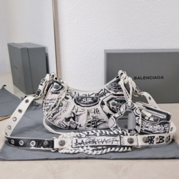 [小號]白色塗鴉 Balenciag Le Cagole半月牙腋下包斜挎包 緻敬