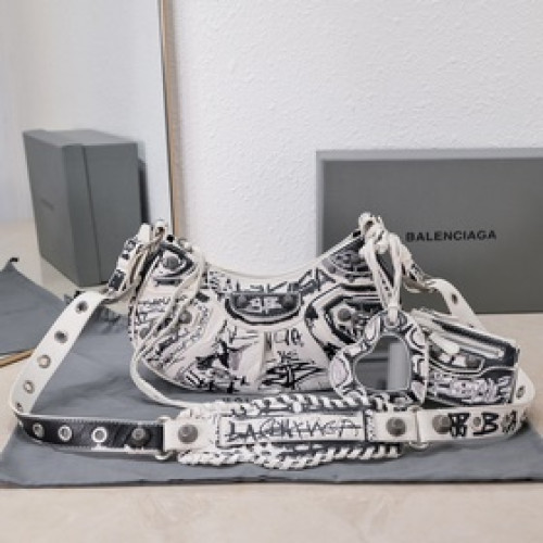 [小號]白色塗鴉 Balenciag Le Cagole半月牙腋下包斜挎包 緻敬