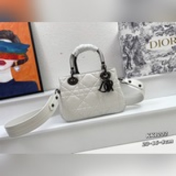 配盒  Lady Dior 走秀款戴包牛皮格革绗縫超大藤格紋 此款 Lady