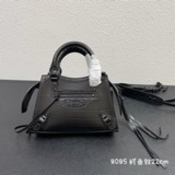 小號Balenciaga王炸系列機車包 秋冬新寵登場啦！全新的梯形設計的手袋，鳄