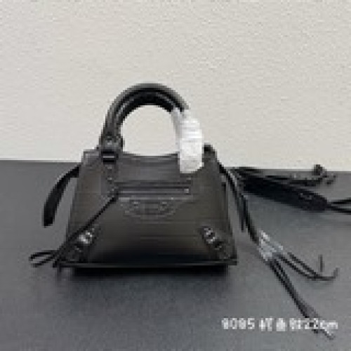 小號Balenciaga王炸系列機車包 秋冬新寵登場啦！全新的梯形設計的手袋，鳄