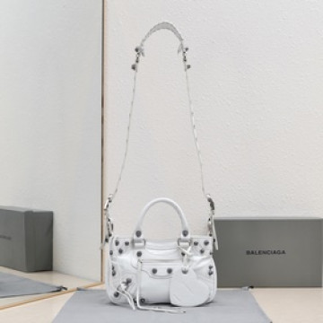 Balenciaga最 款Neo cagole機車包出貨啦！ 顔色：白色，尺寸：