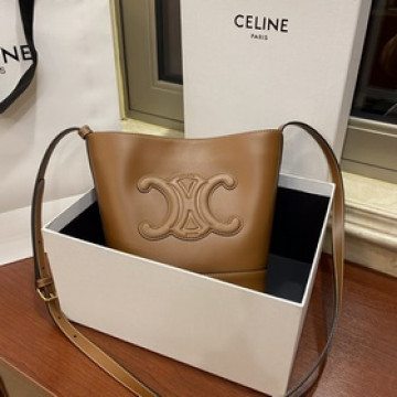 正品級CELINE 2025春夏新款CUIR水桶、采用凱旋門立體大logo更加知