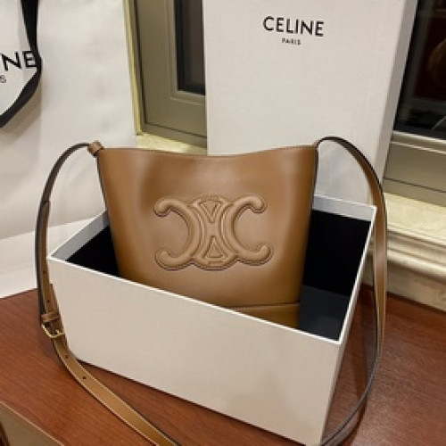 正品級CELINE 2025春夏新款CUIR水桶、采用凱旋門立體大logo更加知