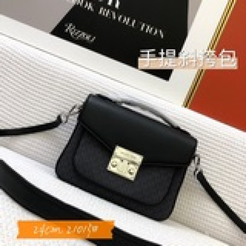 （配禮品盒整套包裝)MK夏季最新明星同款牛皮配pvc材質，可以斜跨