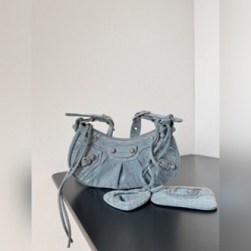 Balenciaga Le Cagole 系列手袋 将他家經典的機車鉚釘元素結合