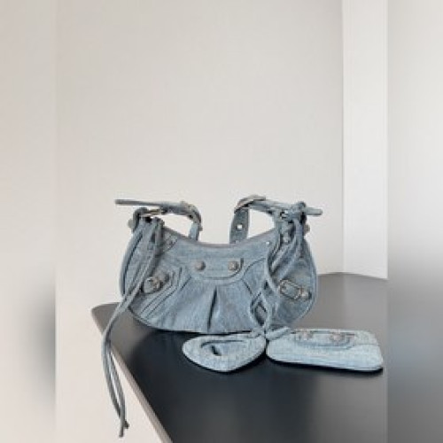 Balenciaga Le Cagole 系列手袋 将他家經典的機車鉚釘元素結合