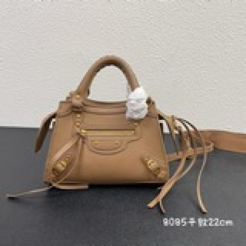 小號Balenciaga王炸系列機車包 秋冬新寵登場啦！全新的梯形設計的手袋，鳄
