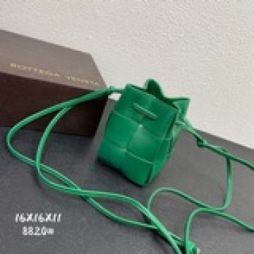 手工編織小水桶       bv最新的小可愛，延續了daniel lee的極簡