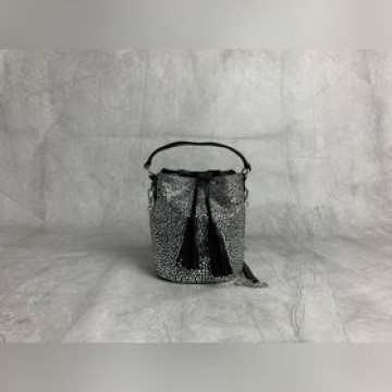 5BE090 MIUMIU新品鑽石水桶包，這款手袋通體覆蓋由人造仿水晶組成，搭配