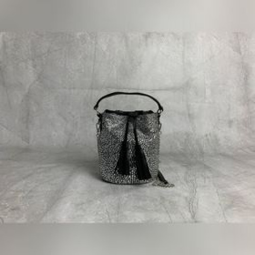 5BE090 MIUMIU新品鑽石水桶包，這款手袋通體覆蓋由人造仿水晶組成，搭配