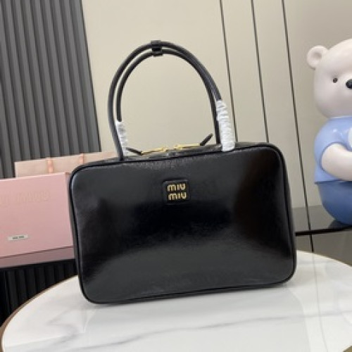【新品】mium新品公文包，重手工制作，采用全新油蠟漆皮材質，獨特的冰裂紋理皮面